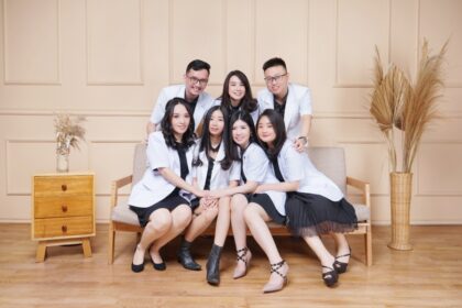 Studio Foto yang Estetik untuk Foto Grup Mahasiswa