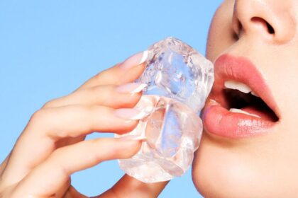 Manfaat Es Batu untuk Wajah Sebelum Menggunakan Makeup