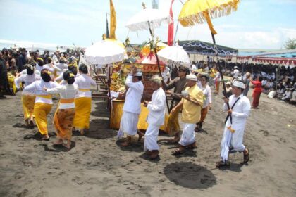 Ribuan Umat Hindu Padati Pantai Ngobaran Gunungkidul untuk Upacara Melasti